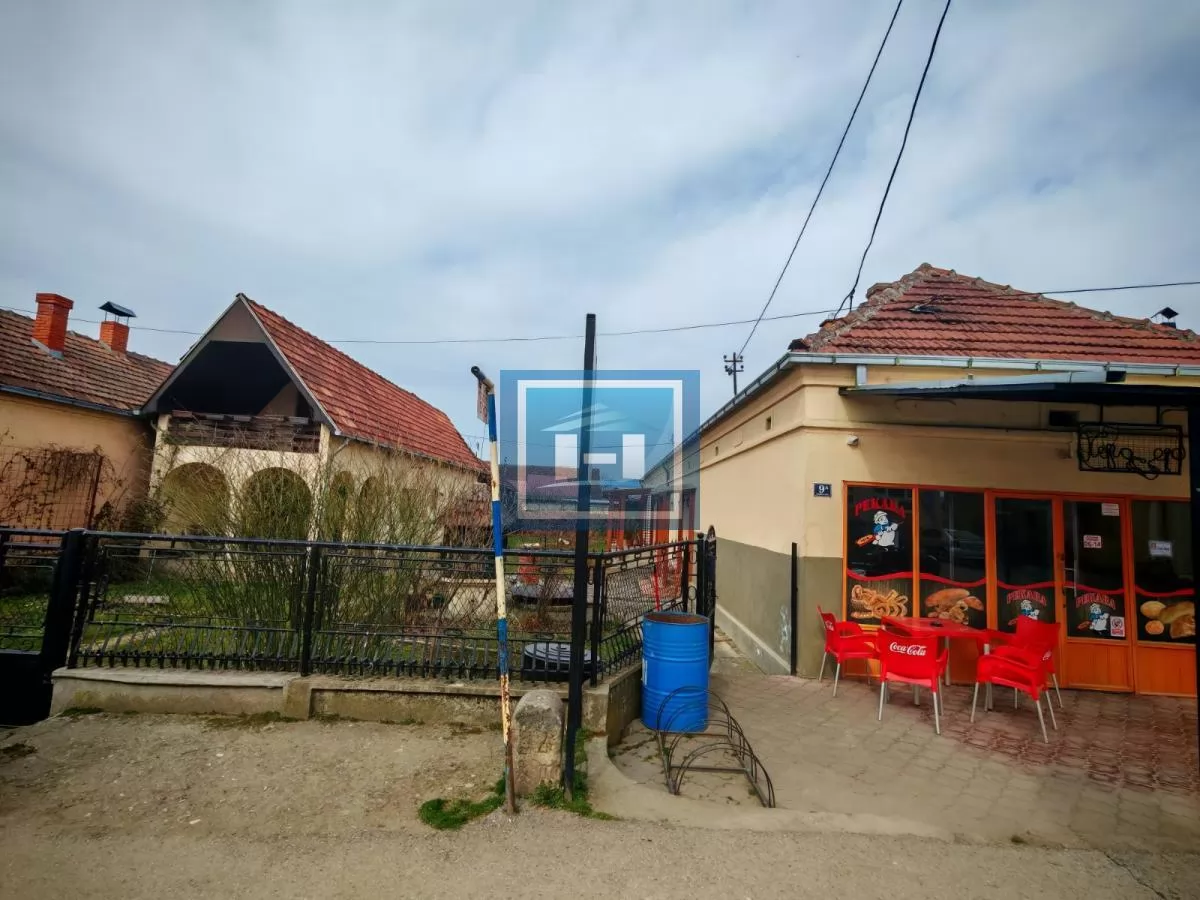 Kuća sa poslovnim prostorom na glavnom putu 11