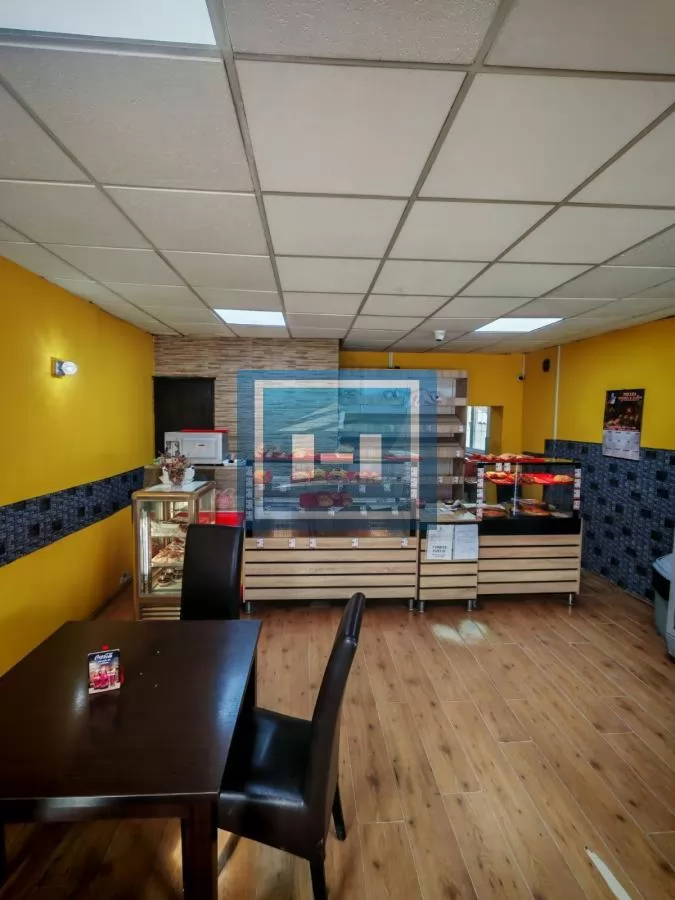 Kuća sa poslovnim prostorom na glavnom putu 15
