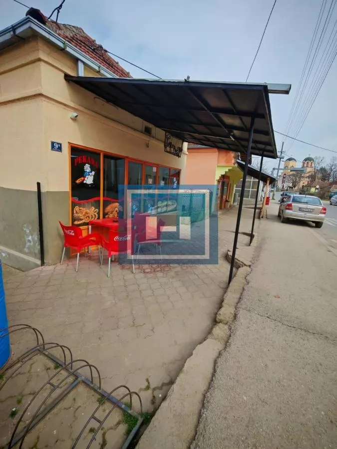 Kuća sa poslovnim prostorom na glavnom putu 17