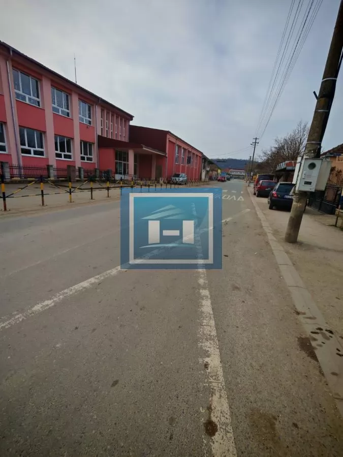 Kuća sa poslovnim prostorom na glavnom putu 18