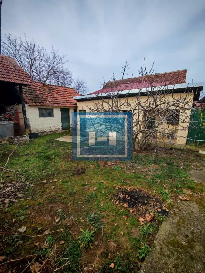 Kuća sa poslovnim prostorom na glavnom putu 20