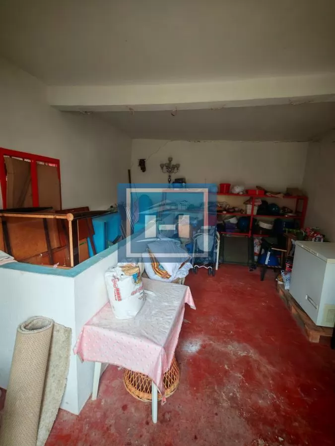 Kuća sa poslovnim prostorom na glavnom putu 21