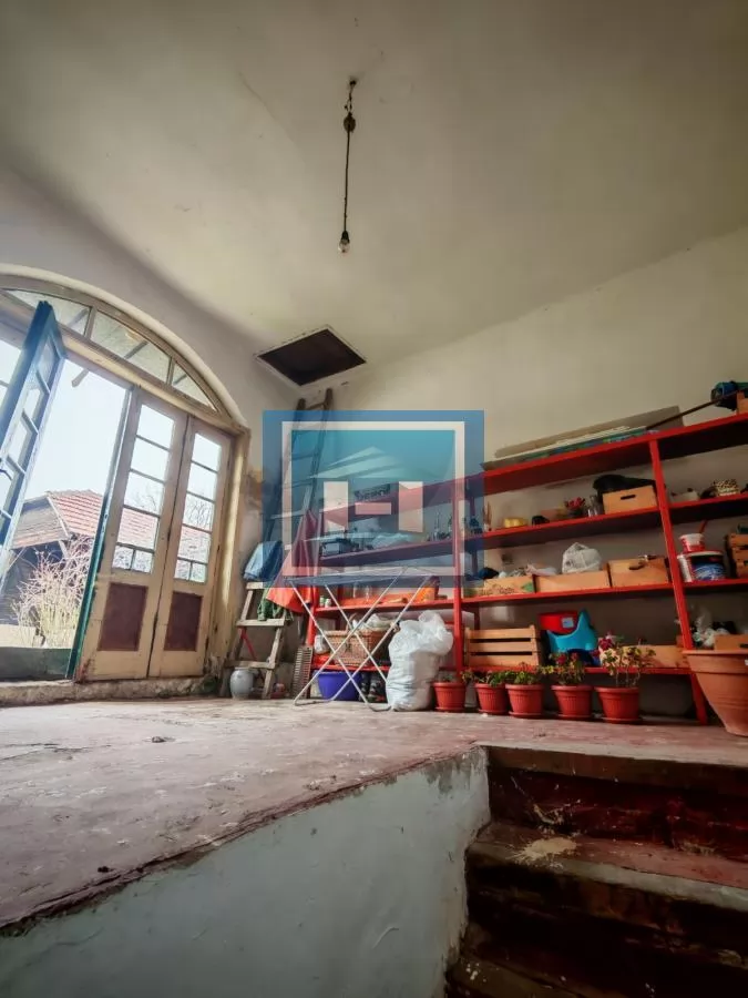 Kuća sa poslovnim prostorom na glavnom putu 22