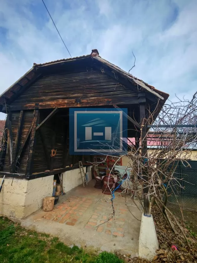Kuća sa poslovnim prostorom na glavnom putu 24