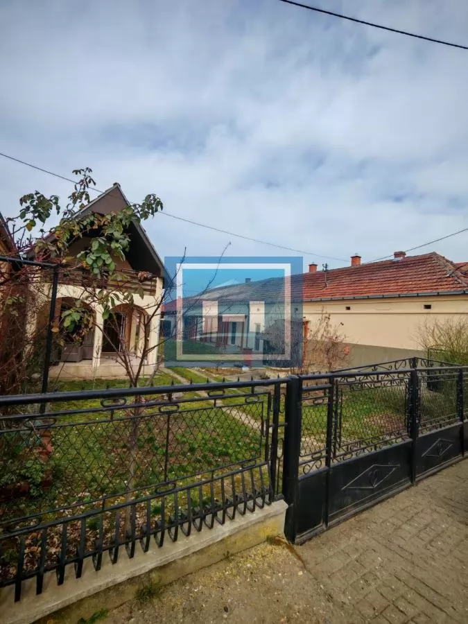 Kuća sa poslovnim prostorom na glavnom putu 25