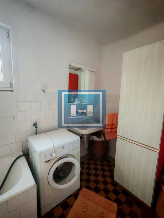Kuća sa poslovnim prostorom na glavnom putu 26