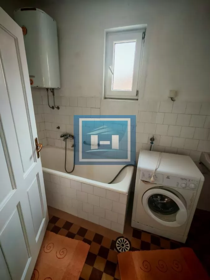 Kuća sa poslovnim prostorom na glavnom putu 27