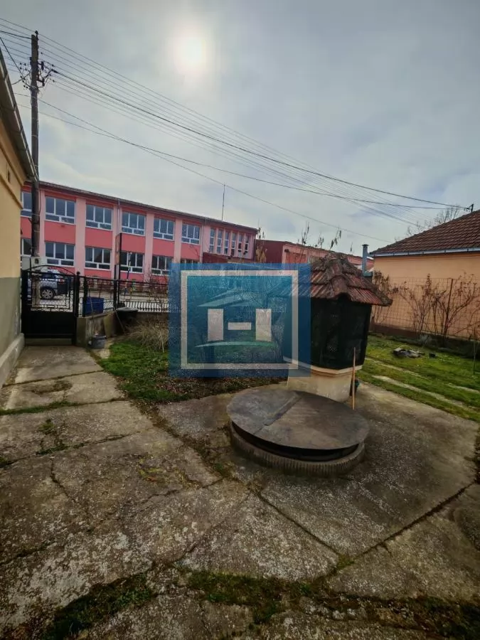 Kuća sa poslovnim prostorom na glavnom putu 30