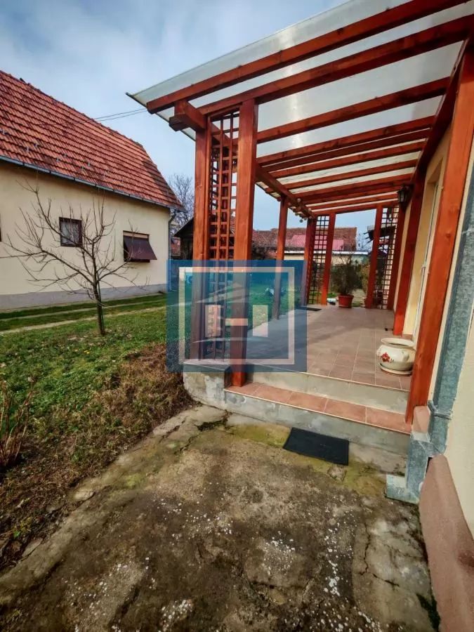 Kuća sa poslovnim prostorom na glavnom putu 31