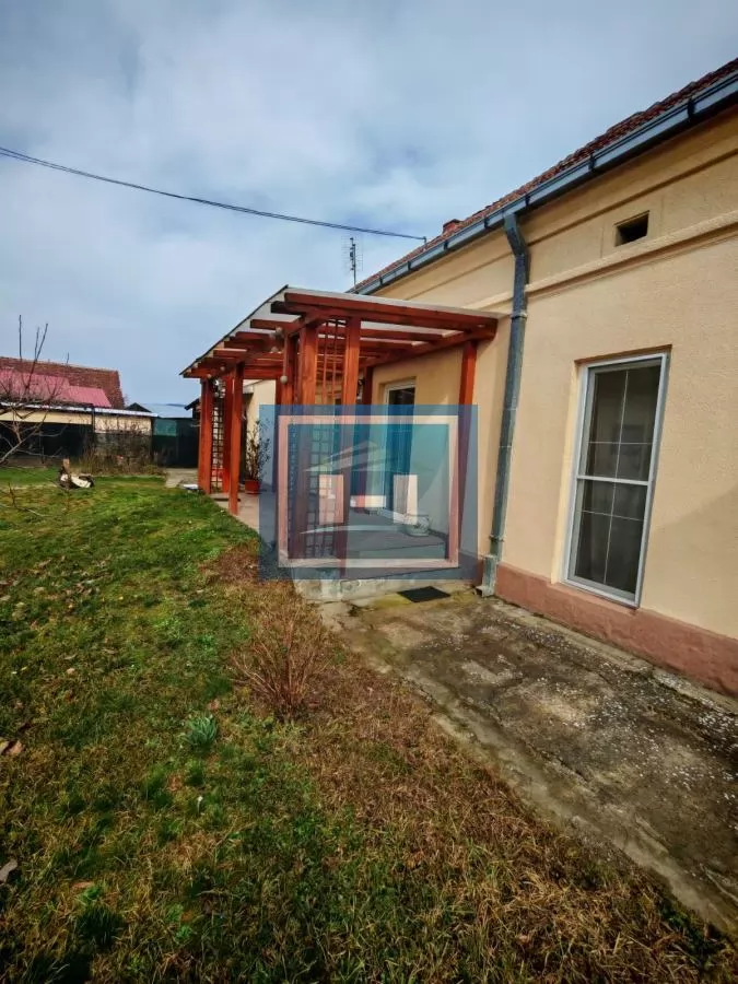 Kuća sa poslovnim prostorom na glavnom putu 32