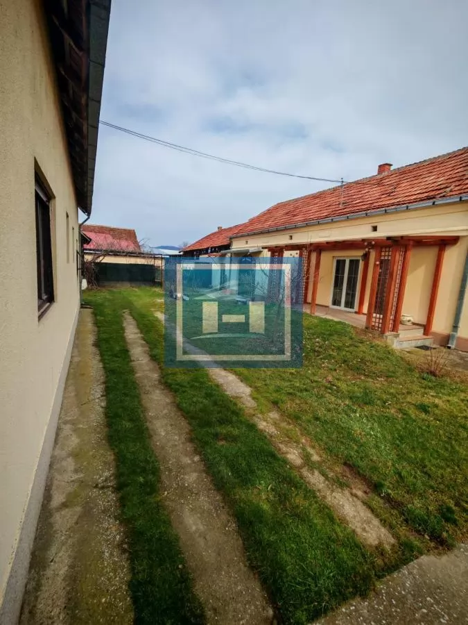 Kuća sa poslovnim prostorom na glavnom putu 33