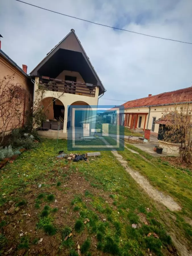 Kuća sa poslovnim prostorom na glavnom putu 34