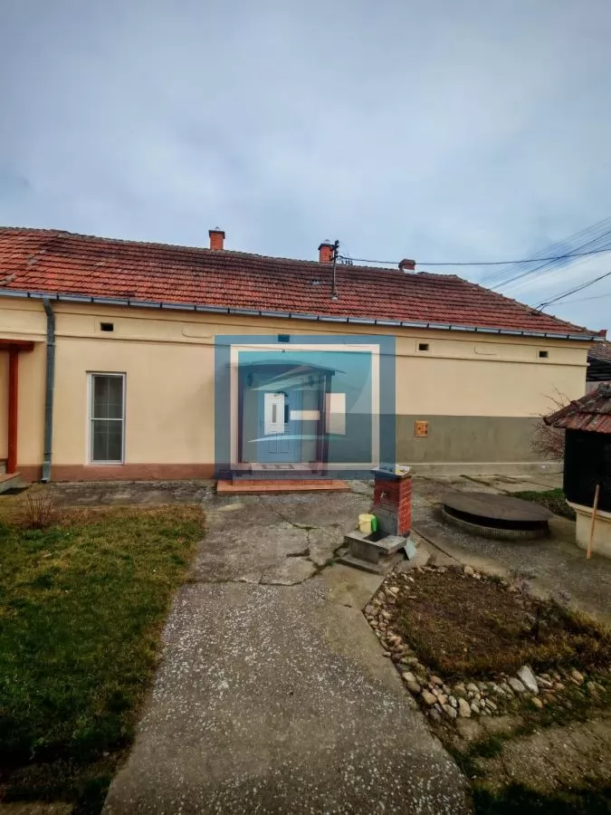 Kuća sa poslovnim prostorom na glavnom putu 35