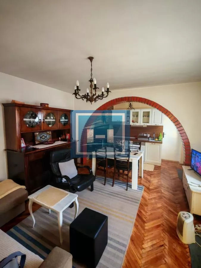 Kuća sa poslovnim prostorom na glavnom putu 5