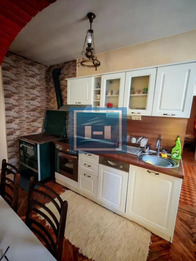 Kuća sa poslovnim prostorom na glavnom putu 7