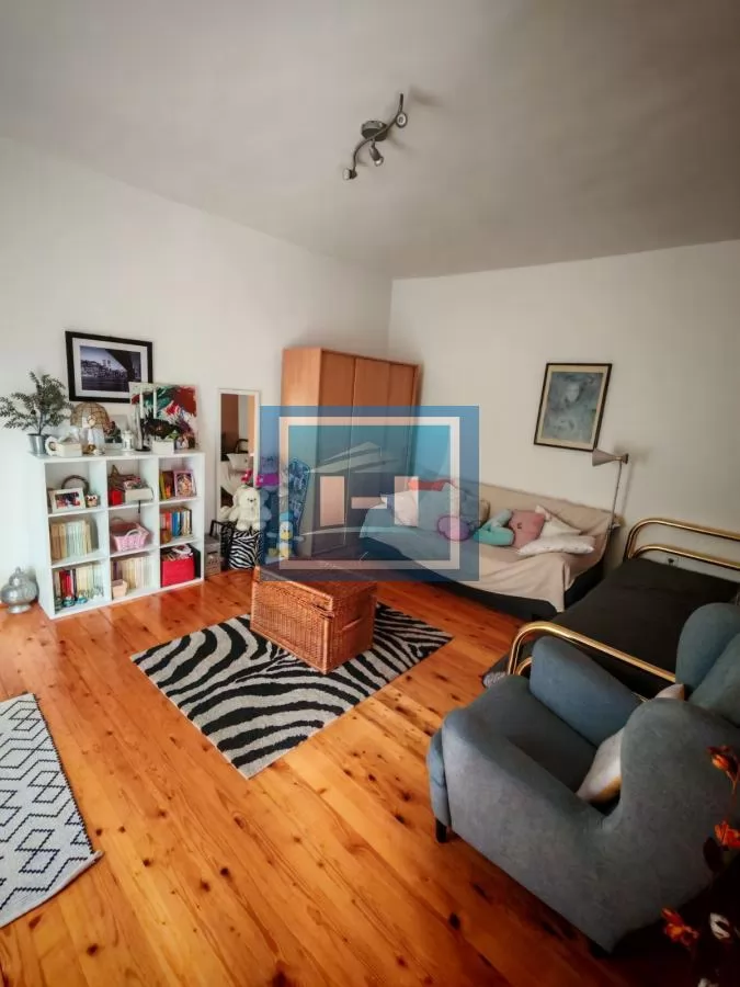 Kuća sa poslovnim prostorom na glavnom putu 9