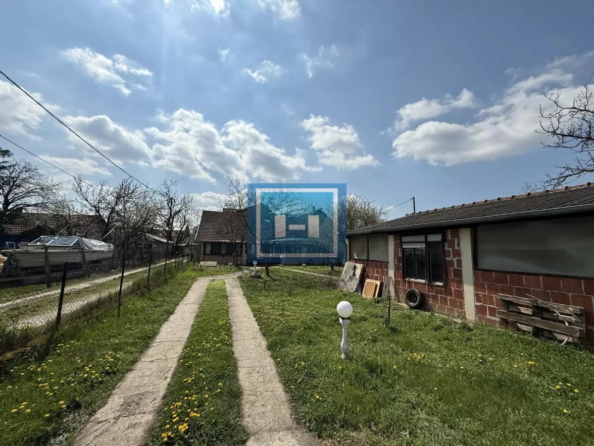 Na prodaju porodična kuća sa pomoćnim objektom – mirna lokacija, odličan potencijal 14
