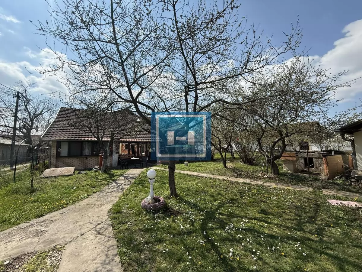 Na prodaju porodična kuća sa pomoćnim objektom – mirna lokacija, odličan potencijal 2