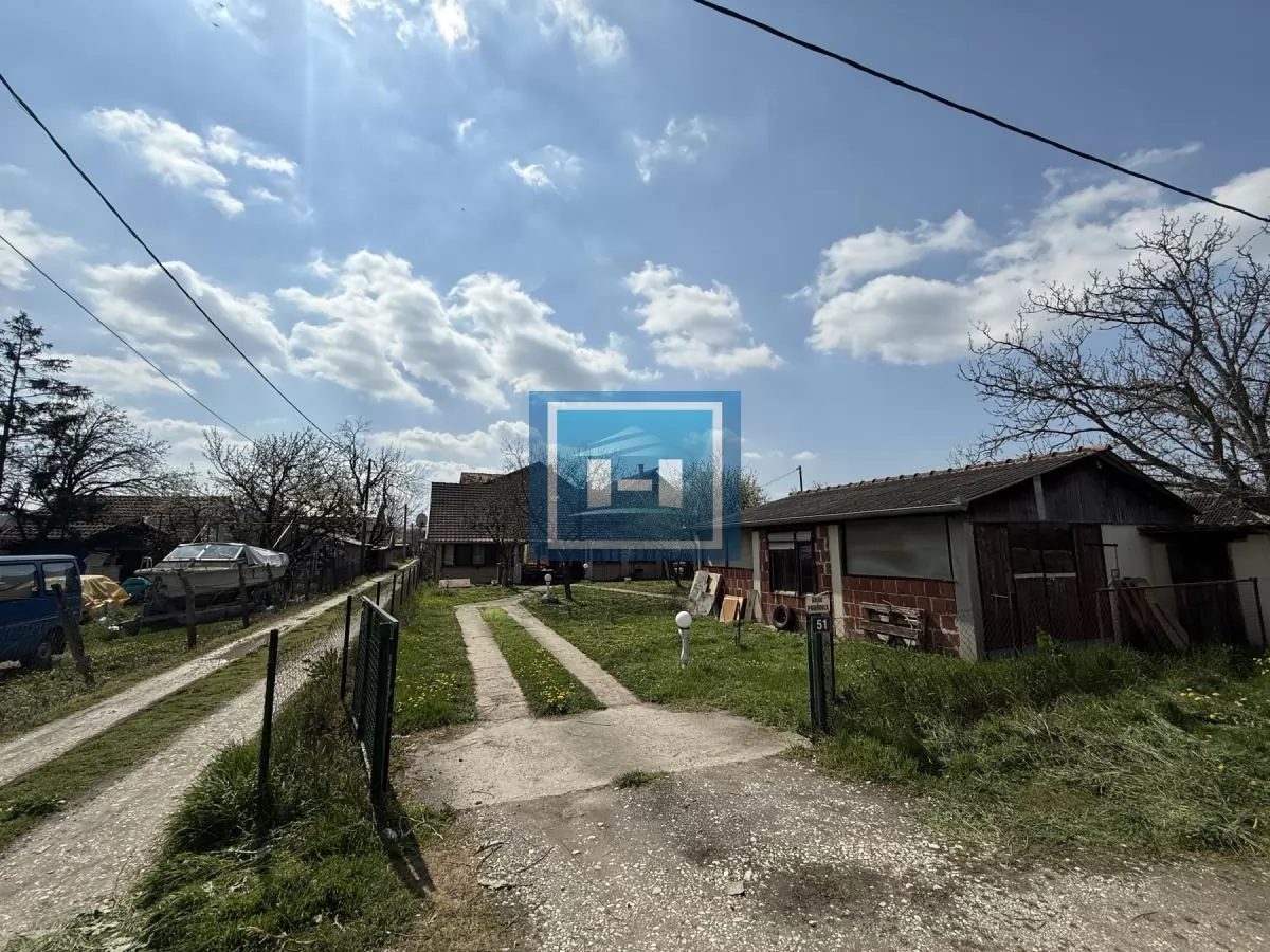 Na prodaju porodična kuća sa pomoćnim objektom – mirna lokacija, odličan potencijal 3