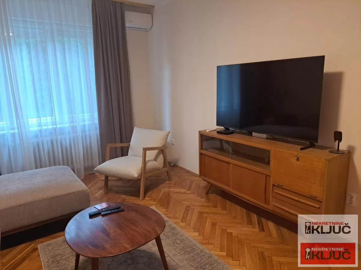 Odlican stan u centru grada/Spens/ 2