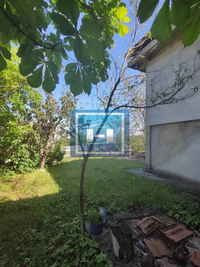 Porodična seoska kuća sa većom parcelom  na 2 km od grada 1