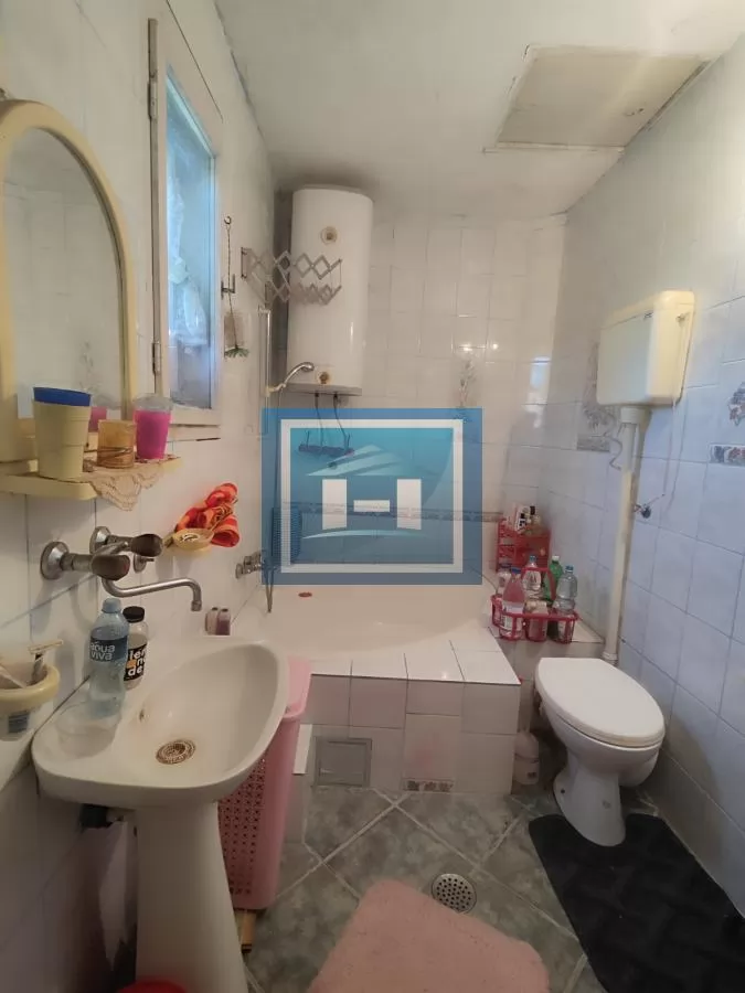Porodična seoska kuća sa većom parcelom  na 2 km od grada 16