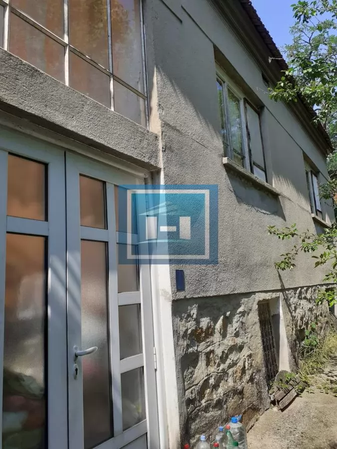 Porodična seoska kuća sa većom parcelom  na 2 km od grada 2