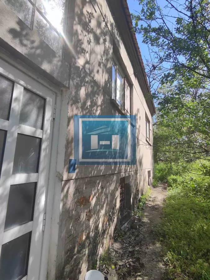 Porodična seoska kuća sa većom parcelom  na 2 km od grada 32