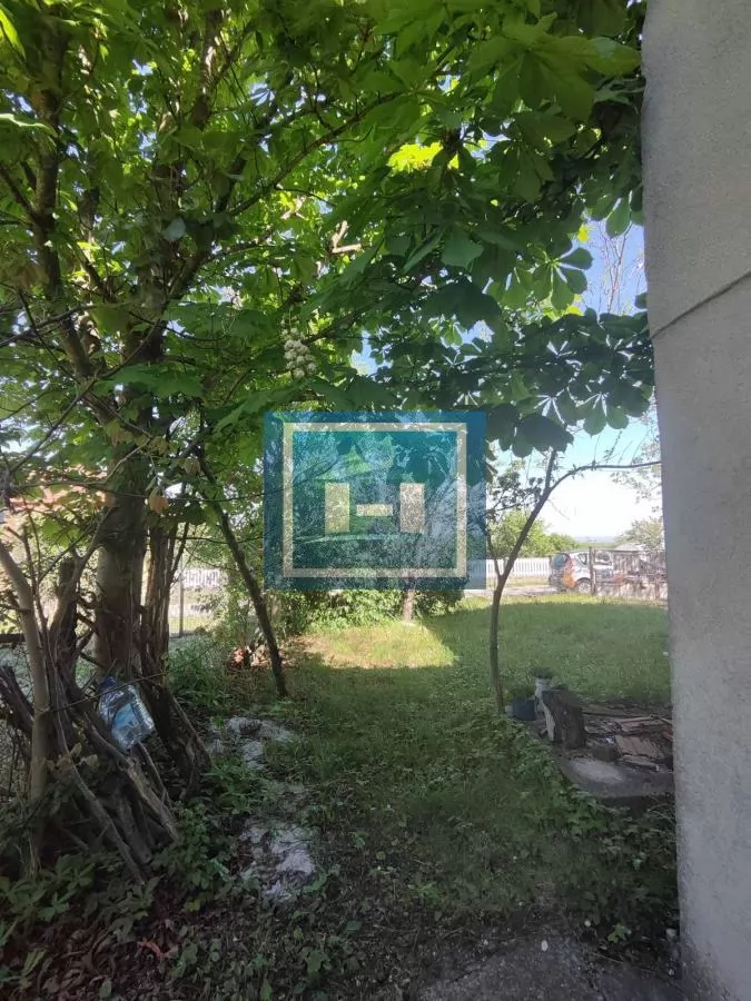 Porodična seoska kuća sa većom parcelom  na 2 km od grada 36
