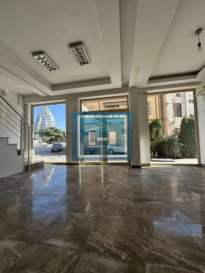 Prodaja poslovnog prostora u centru 7