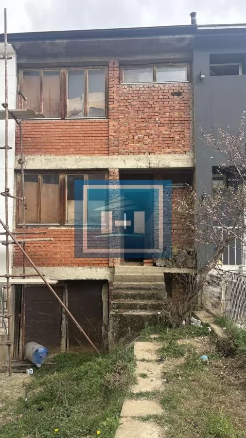 Prostran stan sa garažom i podrumom – sivo stanje, idealno za vašu adaptaciju! 3