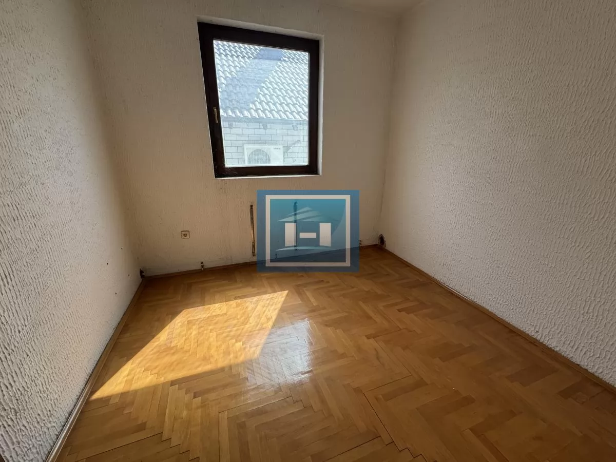Stambeno poslovni objekat od 885m2 sa 4 lokala 14