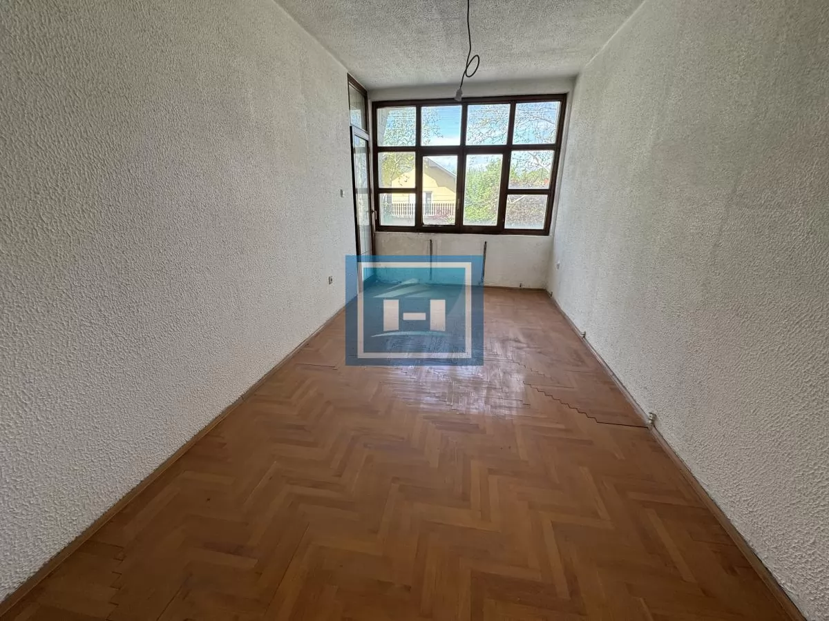 Stambeno poslovni objekat od 885m2 sa 4 lokala 15