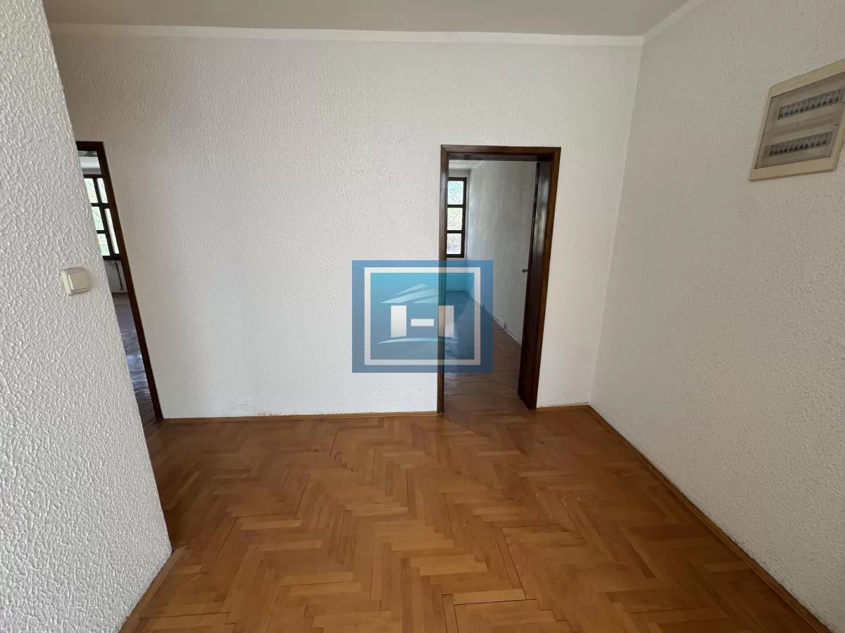 Stambeno poslovni objekat od 885m2 sa 4 lokala 16
