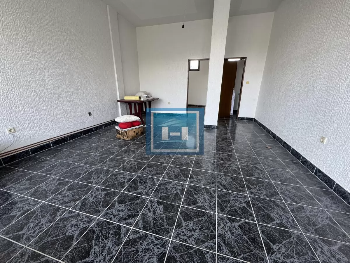 Stambeno poslovni objekat od 885m2 sa 4 lokala 18