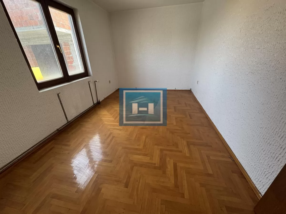 Stambeno poslovni objekat od 885m2 sa 4 lokala 6