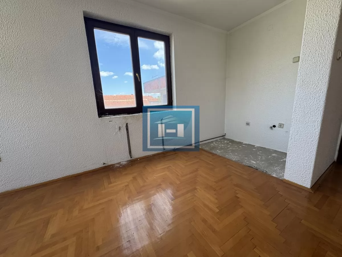 Stambeno poslovni objekat od 885m2 sa 4 lokala 8