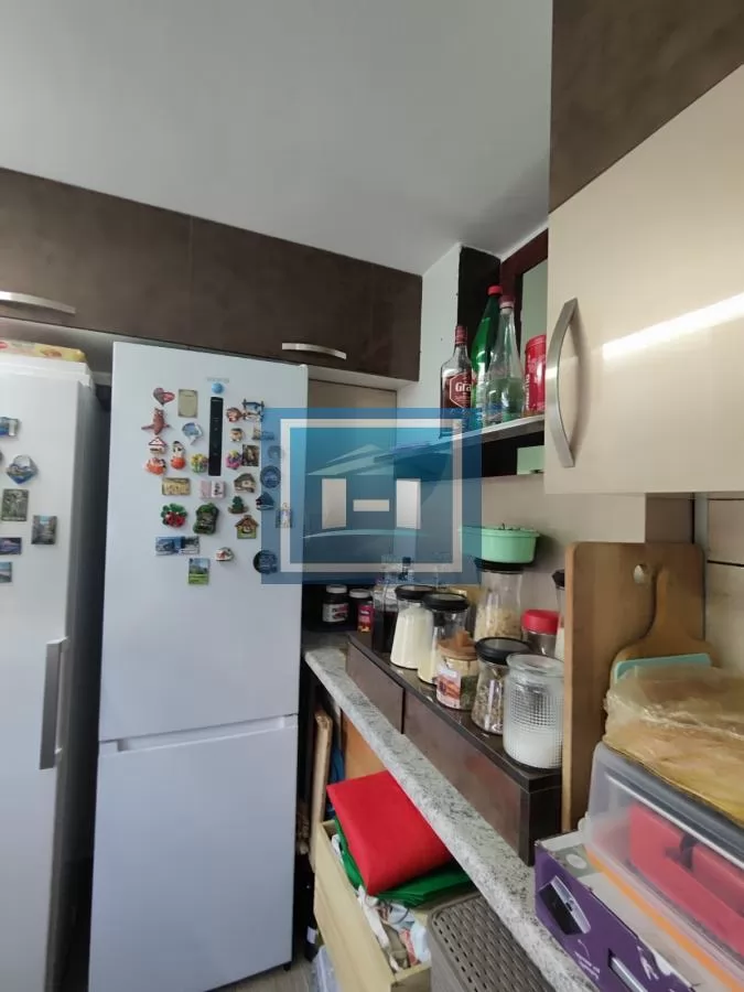 Stan niže spratnosti u centru grada sa garažom i podrumom 26