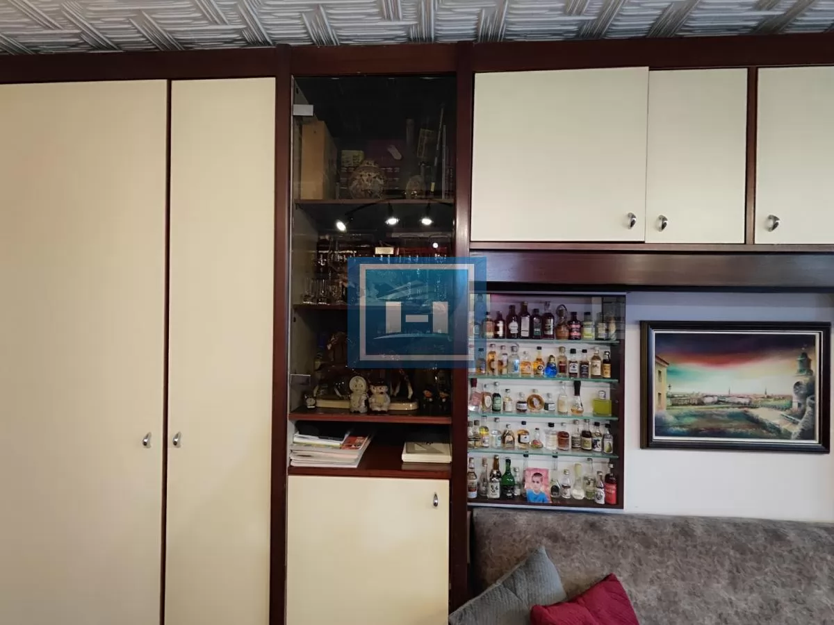 Stan niže spratnosti u centru grada sa garažom i podrumom 32