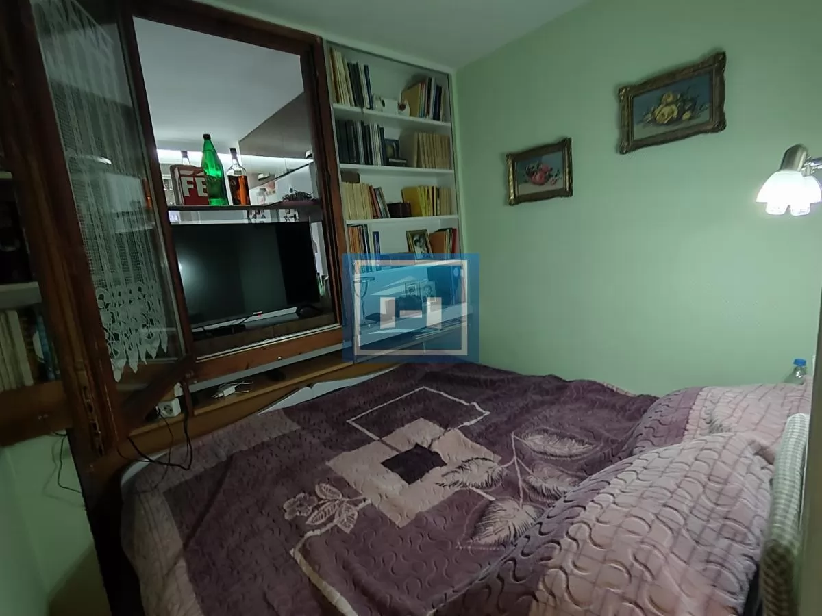 Stan niže spratnosti u centru grada sa garažom i podrumom 37
