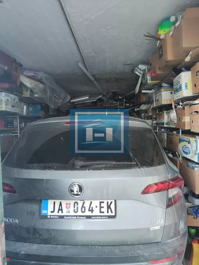 Stan niže spratnosti u centru grada sa garažom i podrumom 40