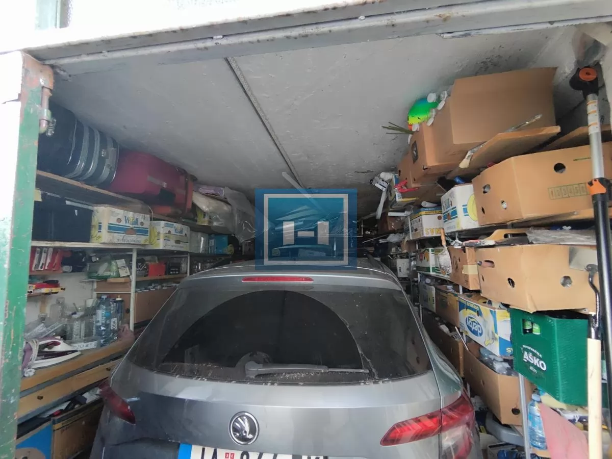 Stan niže spratnosti u centru grada sa garažom i podrumom 41