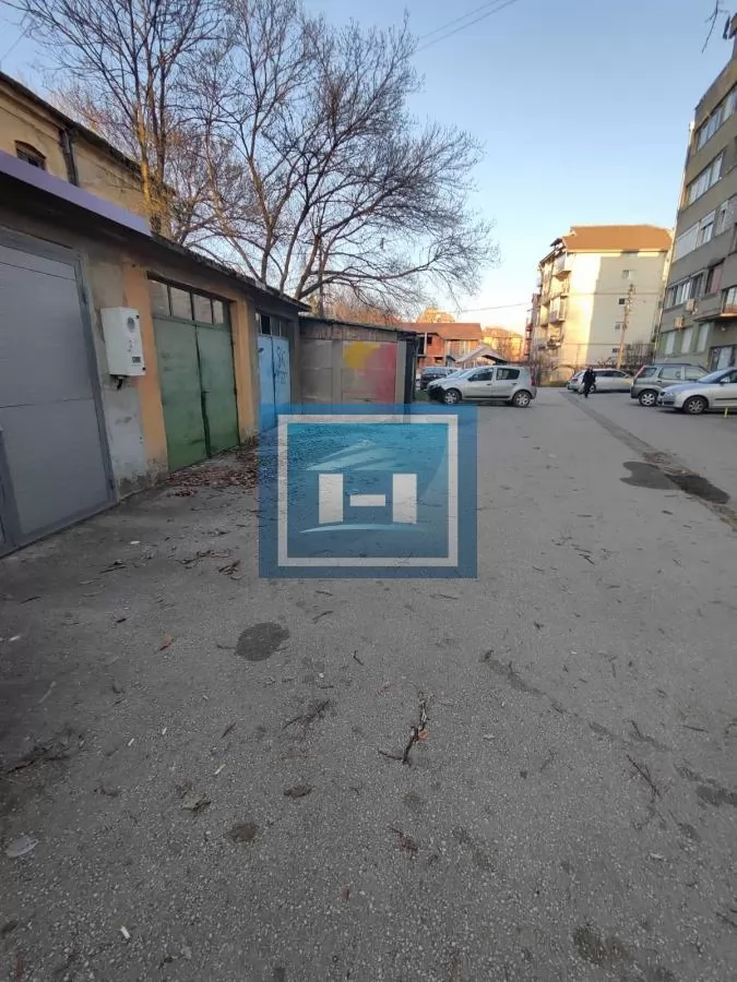 Stan niže spratnosti u centru grada sa garažom i podrumom 42