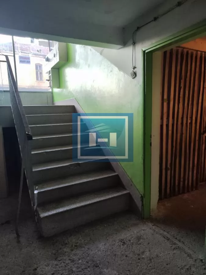 Stan niže spratnosti u centru grada sa garažom i podrumom 43