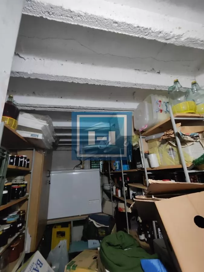 Stan niže spratnosti u centru grada sa garažom i podrumom 44