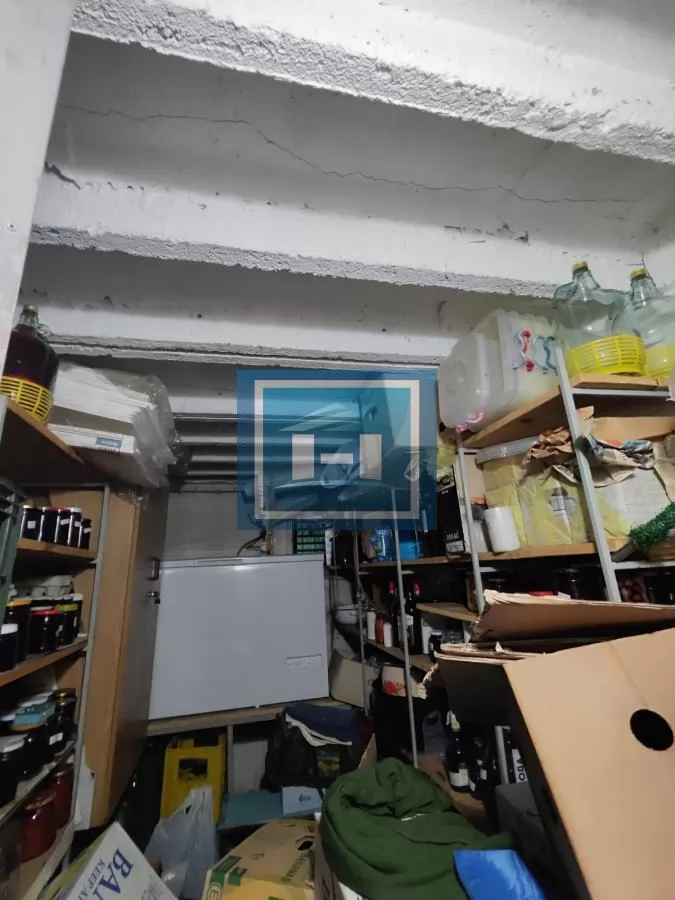 Stan niže spratnosti u centru grada sa garažom i podrumom 45