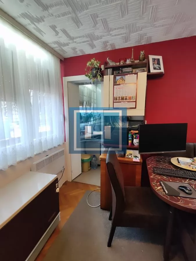 Stan niže spratnosti u centru grada sa garažom i podrumom 8