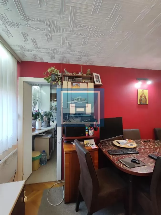 Stan niže spratnosti u centru grada sa garažom i podrumom 9