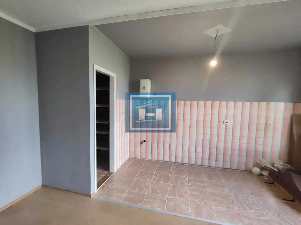 Stan od 45m2 sa garažom i ostavom od 35m2 na Strelištu 4