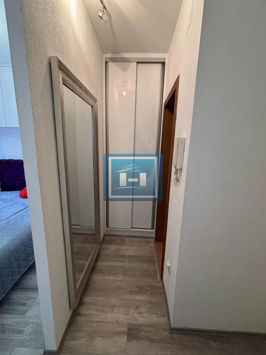 Stan u centru sa pripadajućim nameštajem, prizemlje, parking mesta 10